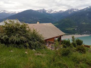 Maison de campagne pour 5 personnes, avec jardin ainsi que vue et vue sur le lac à Puy-Sanières