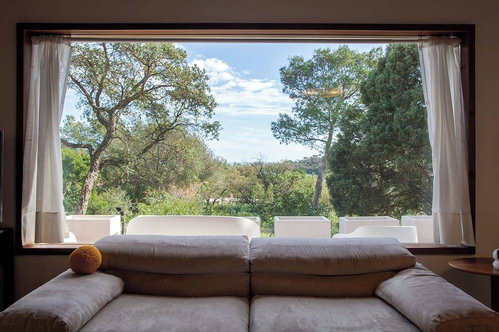 Villa surrounded by green hills overlooking the sea in Poggio dei Pini, Capoterra