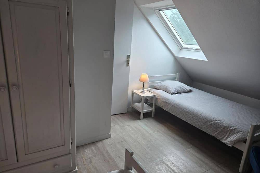 Cozy Seaside House: 2 Bedrooms, Terrace, Wifi, Bbq, Pet-Friendly, Near Granville in Saint-Martin de Bréhal, Bréhal