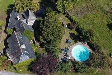 Gîte pour 12 personnes, avec jardin, animaux acceptés à Salles-Courbatiès