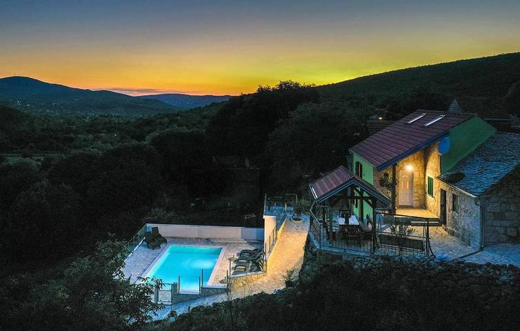 Ferienhaus für 7 Personen, mit Ausblick und Pool sowie Terrasse