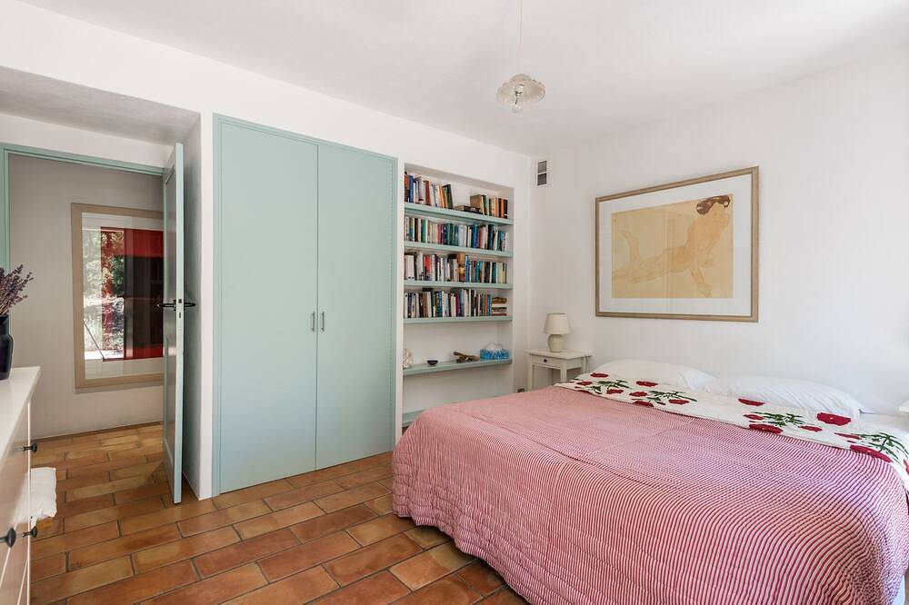 Mountainside 5 bed villa with 6m by 12m swimming pool in the Luberon Valley. in Mérindol, Parque natural regional del Luberon