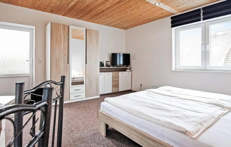 Ganze Ferienwohnung, Charmante Wohnung mit WiFi & Parkplatz 1,5km von Canow in Kleinzerlang, Rheinsberg