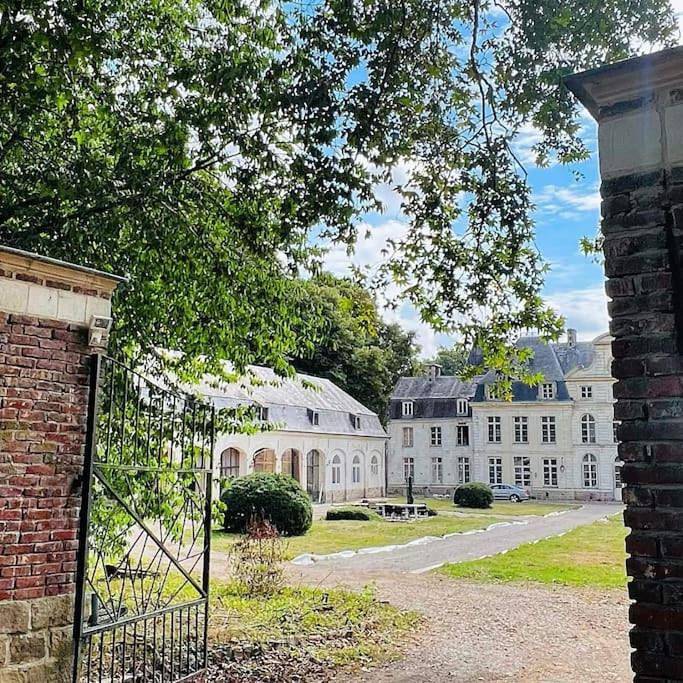 Gîte pour 14 personnes, avec jardin et vue à Humières