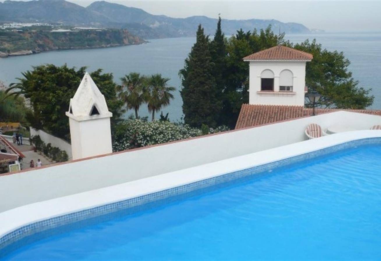 Entire apartment, 'Carabeillo' Apartment Near Beach with Sea View, Shared Pool & Garden in Playa Carabeo, Nerja