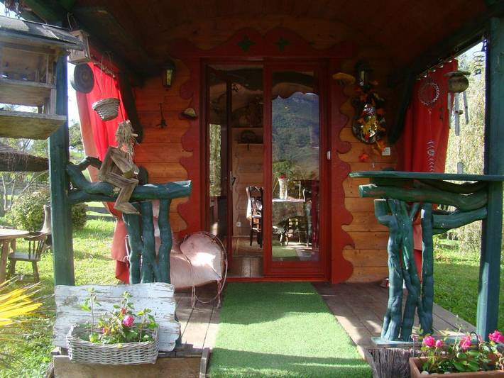 Location de vacances pour 2 personnes, avec Balcon et Terrasse ainsi que Jardin et Vue à Yenne