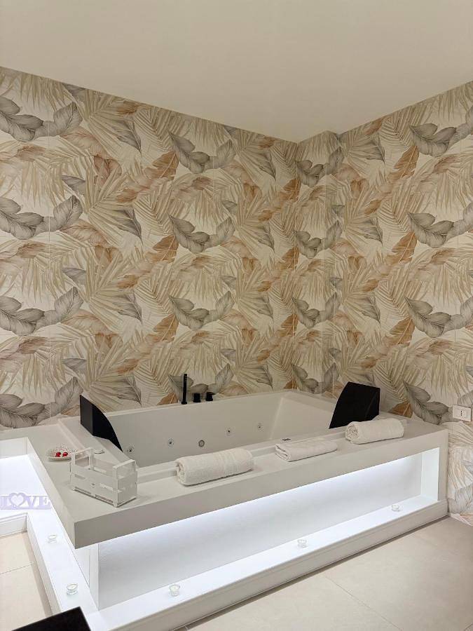 Ferienwohnung für 2 Personen, mit Whirlpool und Balkon in Taranto