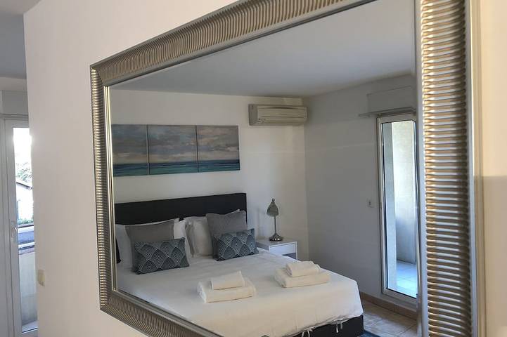 Ganze Wohnung, Leuchtendes Studio mit Blick auf die Straße, exzellente Lage, Parkplatz optional in Beausoleil, Mittelmeerküste (Frankreich)