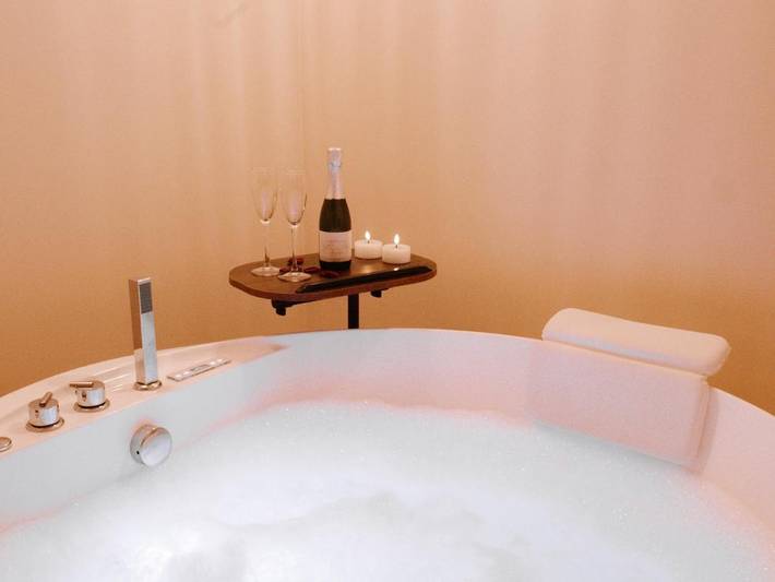 Gîte pour 3 personnes, avec jacuzzi ainsi que sauna et jardin à Montignac-Charente