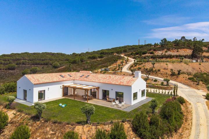 Villa para 8 pessoas, com jardim e piscina e ainda terraço, adaptado a crianças na Costa Vicentina