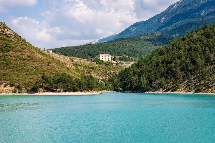 Location de vacances pour 16 personnes, avec jardin à Saint-André-les-Alpes