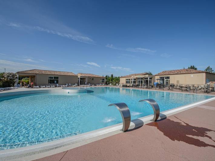 Location de vacances pour 6 personnes, avec terrasse et piscine, animaux acceptés à Aubignan