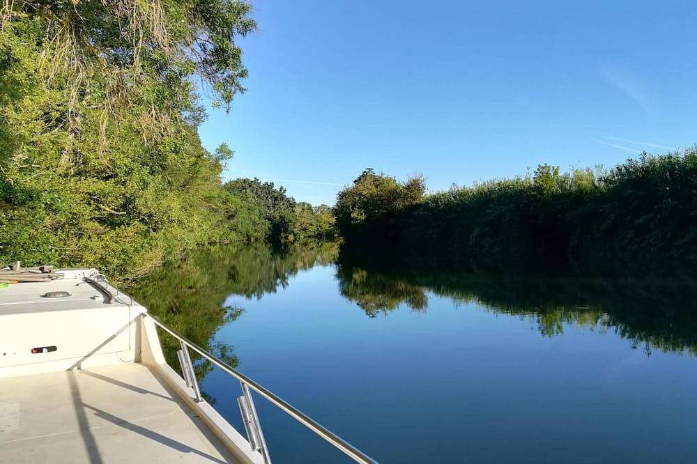 Boat 'Odyssey Croisieres' with Lake View and Air Conditioning in Bellegarde, Nimes region