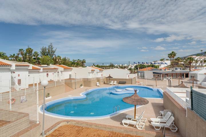 Apartamento entero, Vacaciones "Costa Adeje Paradise" con piscina privada, Wi-Fi y aire acondicionado in San Eugenio Alto, Adeje