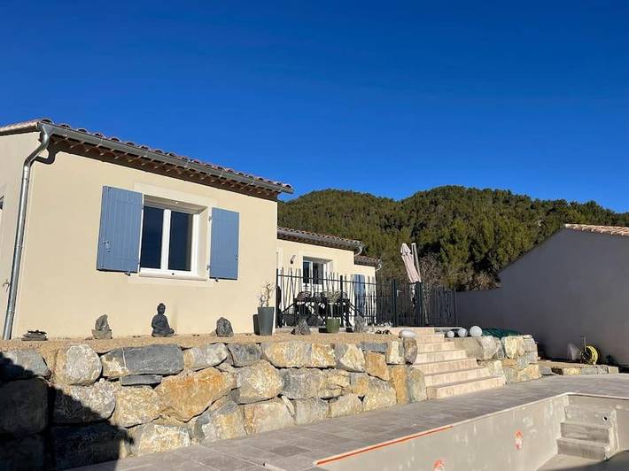 Location de vacances pour 6 personnes, avec Terrasse ainsi que Jardin et Piscine à Pierrelongue
