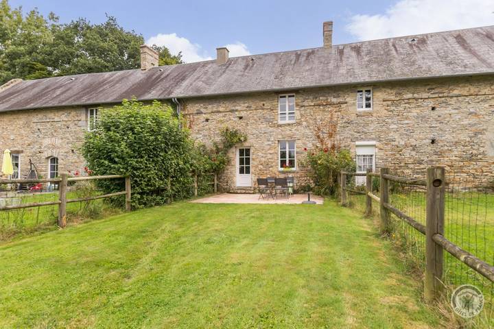 Gîte pour 3 personnes, avec jardin à Hauteville-la-Guichard