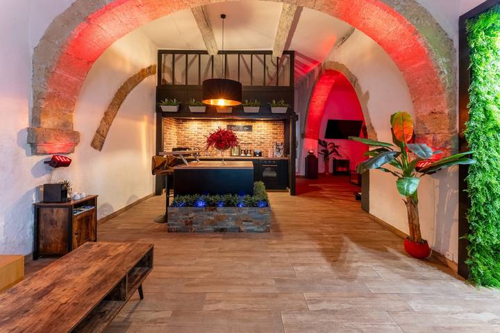 Entire apartment, Love Room 70m² with Private Spa in the Heart of Salon-de-Provence in Salon-de-Provence, Mediterranean Coast (France)