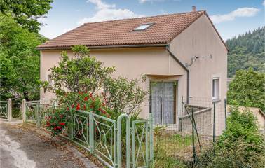 Gîte pour 7 personnes, avec terrasse et jardin à Villefort