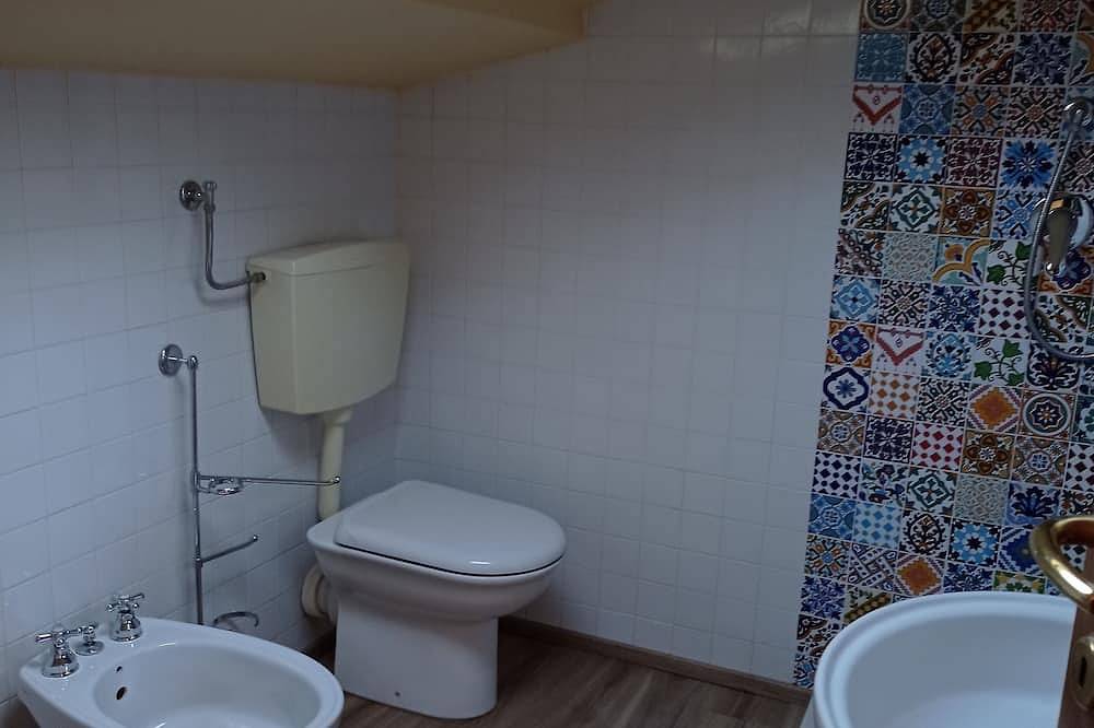Entire apartment, Detached attic room with private bathroom in ancient village in Colle Alta in Colle di Val d'Elsa, Siena Province