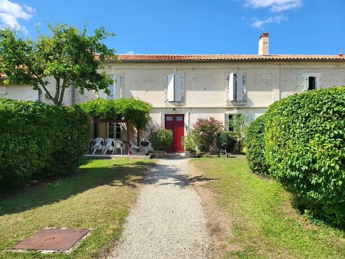 Location de vacances pour 8 personnes, avec piscine et bassin pour enfant ainsi que jardin et vue, adapté aux familles dans Boisne La Tude - 2