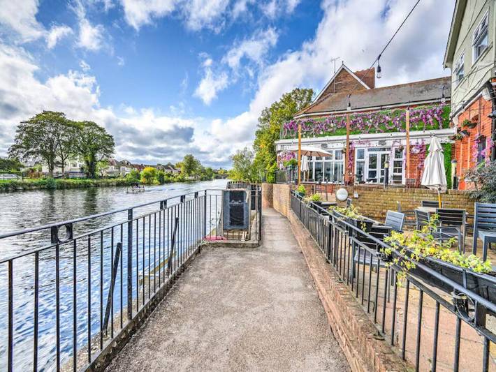 Ganze Wohnung, Sonntag London Staines-upon-Thames Heathrow T5 – Classic Double in Spelthorne, Colne Valley Park