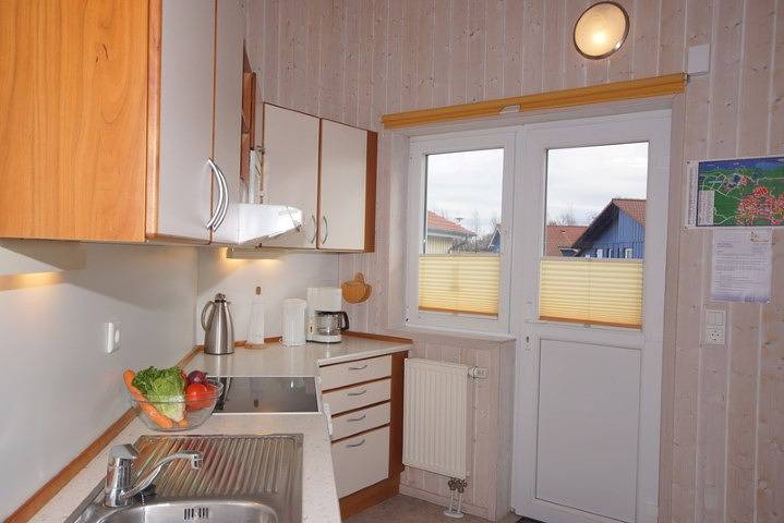 6 Personen Ferienhaus mit privatem Bootsteg, direkter Seelage, Kanu, Whirlpool und Sauna in Otterndorf in Otterndorf, Cuxland