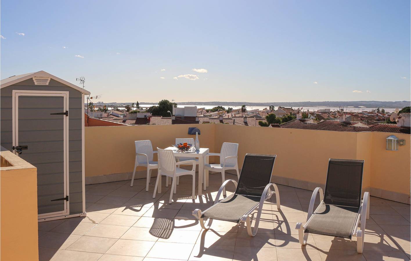 Appartement de vacances entier, Appartement au bord de la piscine avec terrasse et Internet in El Chaparral, Torrevieja