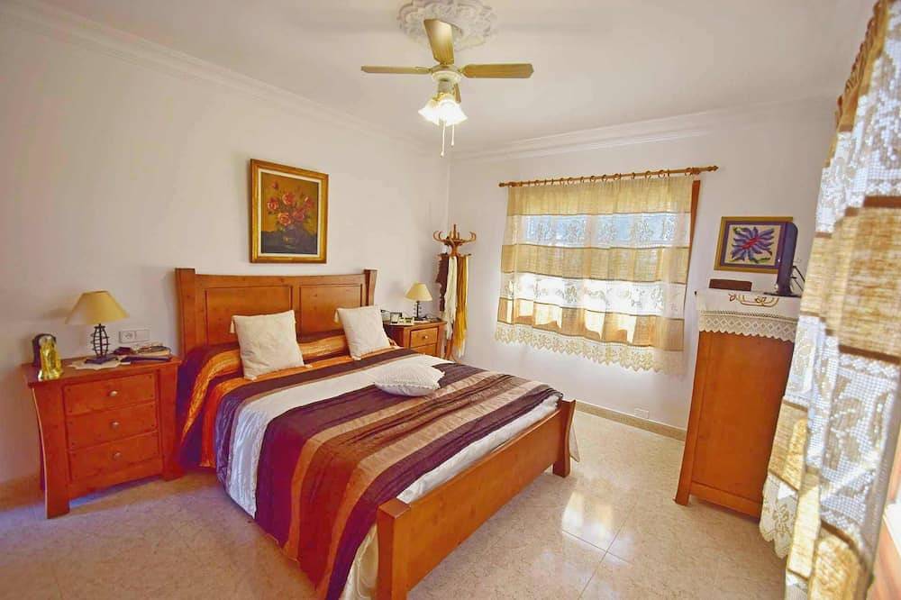 Bonita casa en un gran terreno con piscina para 6 personas, 1 minuto de la playa in Cala Llombards, Santanyí