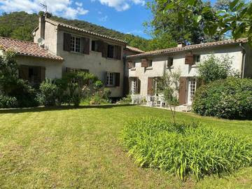 Location de vacances pour 15 personnes, avec terrasse ainsi que jardin et vue, animaux acceptés à Le Vigan