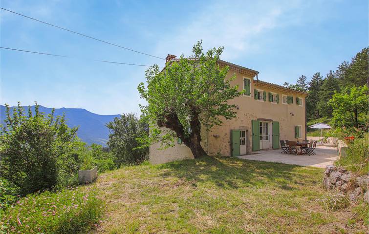Location de vacances pour 8 personnes dans Saint-Roman