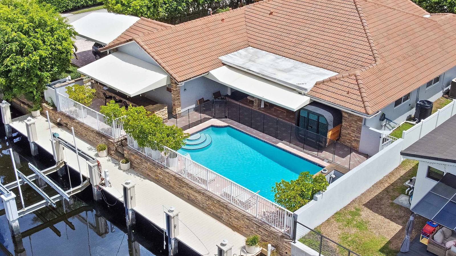 Luxe 4Br Waterfront w Htd Pool  5min to beach in Fort Lauderdale, Broward County