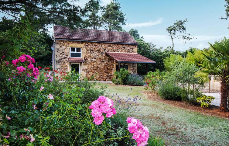 Gîte pour 6 personnes, avec jardin ainsi que piscine et terrasse à Montcabrier