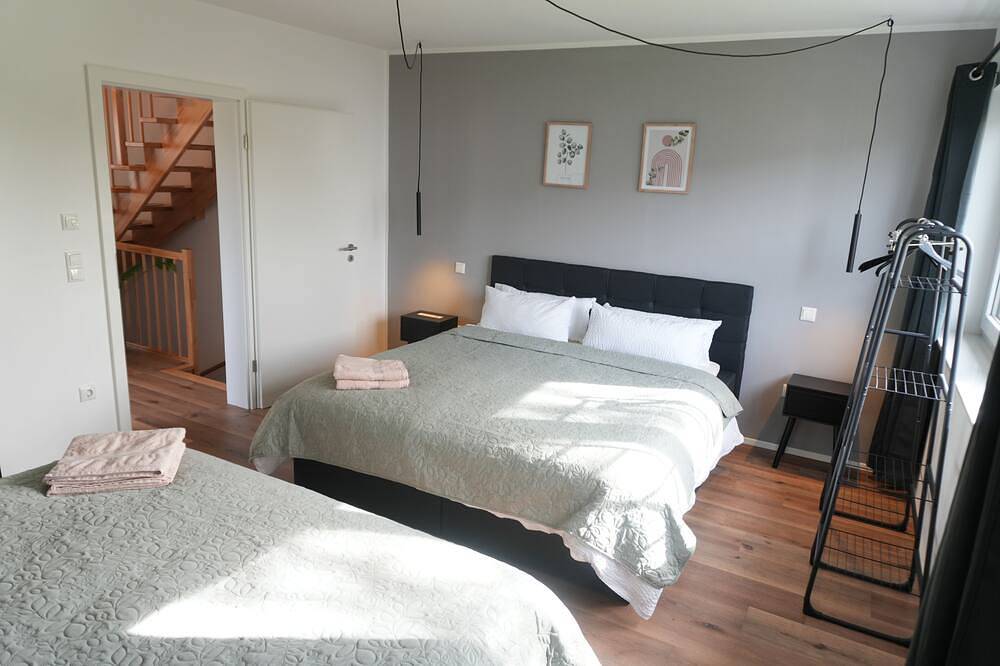 Stilvolles Haus mit Garten | Streaminghouse | Parkplatz bis 9 Gäste in Augsburg in Augsburg, Bayerisch Schwaben