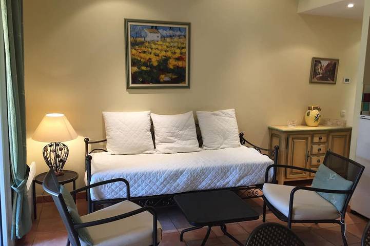 Location de vacances pour 4 personnes, avec piscine et jardin ainsi que jacuzzi et terrasse à Carros - 4