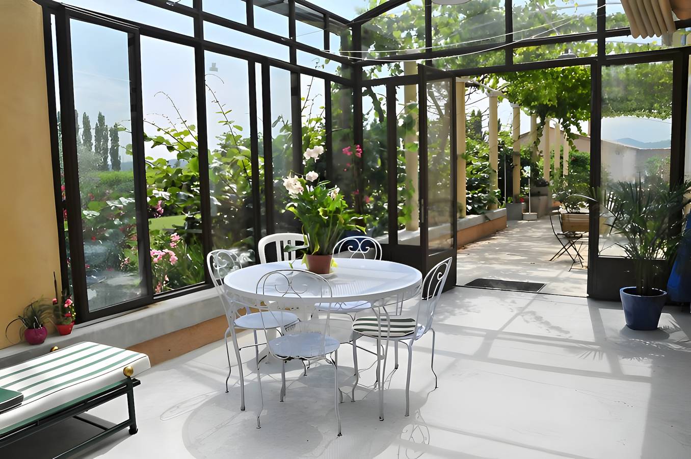 Cottage 'Atelier De Fernand - Mas Des Iles' with Private Terrace, Shared Garden and Wi-Fi in Pont-Saint-Esprit, Nimes region