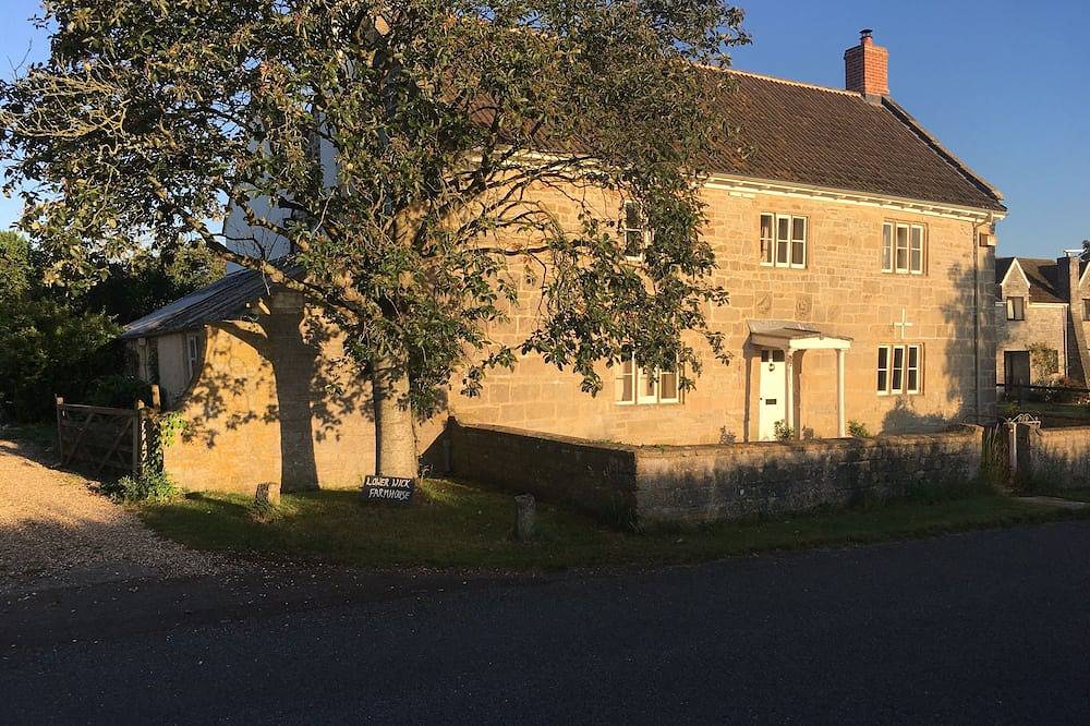 16thcentury cottage, foothills of Glastonbury Tor, outdoor pool. in Glastonbury, Somerset
