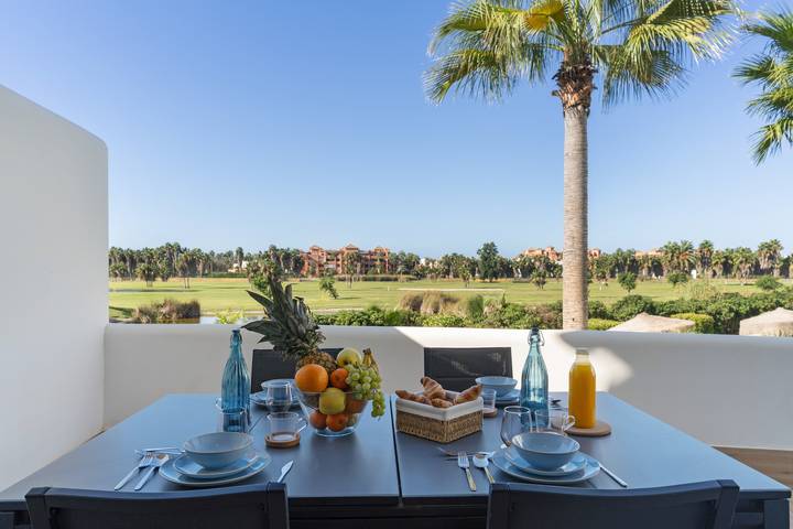 Apartamento entero, Apartamento 'Astrid Golf & Sea' con vistas al campo de golf, piscina infinity y cerca de la playa. in Playa Granada, Motril