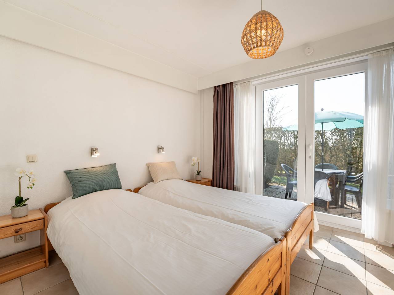 Entire apartment, Sirius with parking and shared pool in De Haan, Belgian Coast