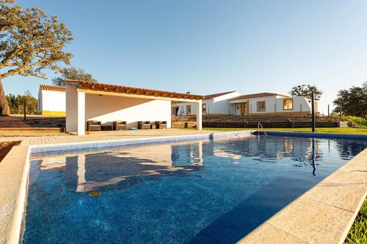 Quarto para 3 pessoas, com jardim e vista e ainda terraço and piscina em Santiago do Cacém