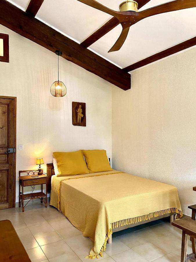 Gîte pour 2 personnes, avec piscine ainsi que vue et jardin à Saint-Julien-de-Peyrolas - 4