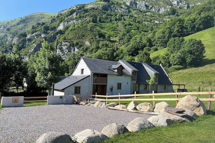 Location de vacances pour 15 personnes, avec jacuzzi et jardin à Campan