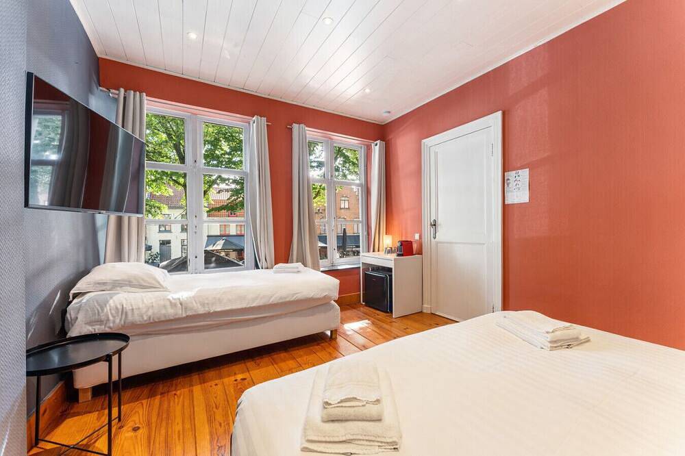 Room with view on old city square The Lake Suites in Bruges, Flandre-Occidentale