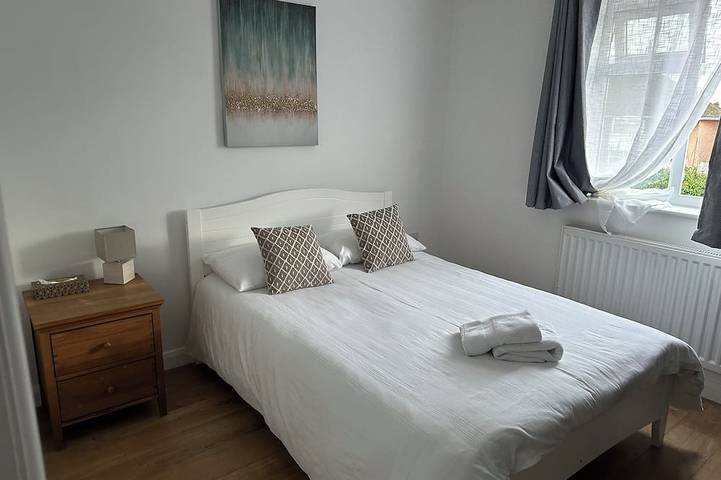 4 double bedroom modern house, close to shops , hospitals, Brooks , Headington in Oxford, Oxfordshire