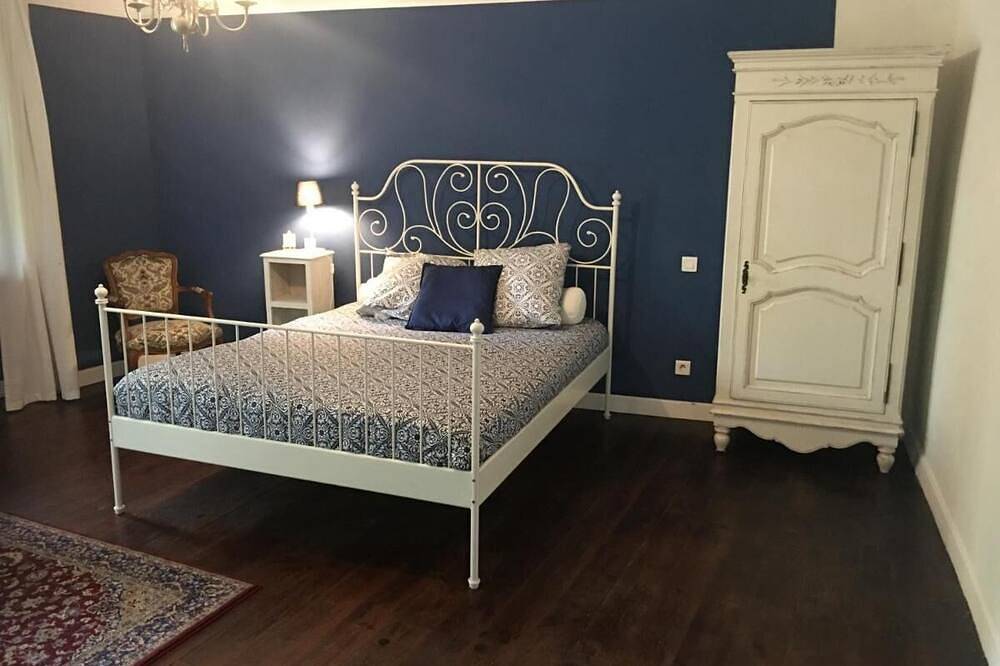 Bed and breakfast with shared kitchen and living room in Gurs, Béarn