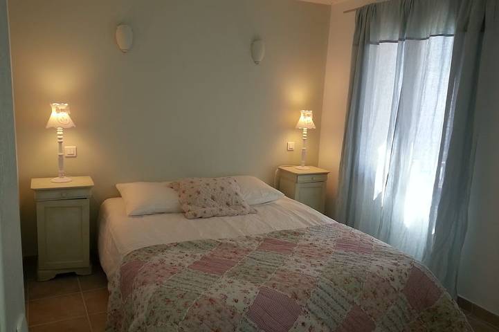 Location de vacances pour 6 personnes, avec jardin ainsi que terrasse et piscine à Grambois - 2