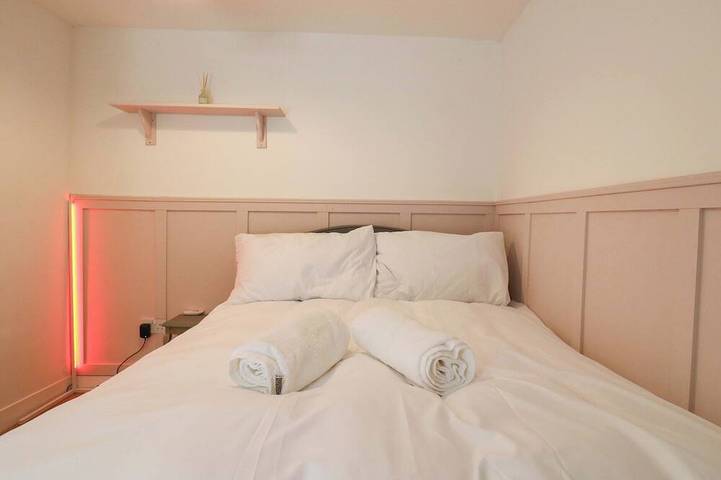 7 Athol Terrace, family friendly, country holiday cottage in Dover in Dover, Kent