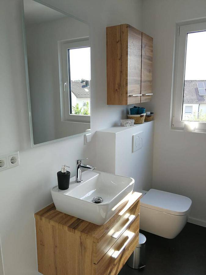 Appartement de vacances entier, Gästezimmer mit eigenem Bad in Reihenmittelhaus in Feucht, Frankenalb