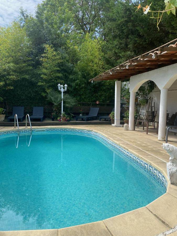 Chambre d’hôte pour 2 personnes, avec jardin ainsi que piscine et vue dans Montlegun