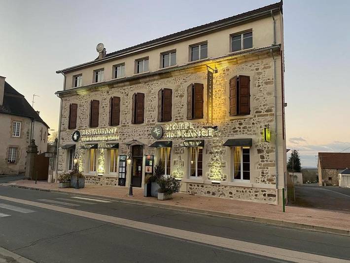 Hôtel pour 3 personnes, avec Jacuzzi ainsi que Jardin et Sauna à Montmarault