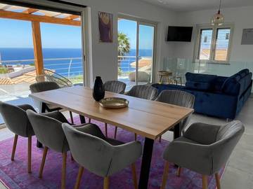 Location de vacances pour 8 personnes, avec jardin ainsi que vue et piscine à Zambrone